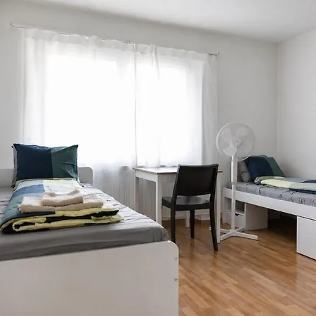 Family - 3 Bedrooms Sleeps 7 *